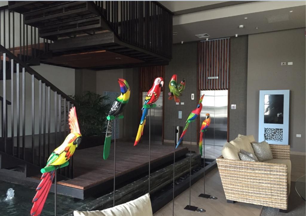Ghl Hotel Montería Dış mekan fotoğraf Parrots at the lobby