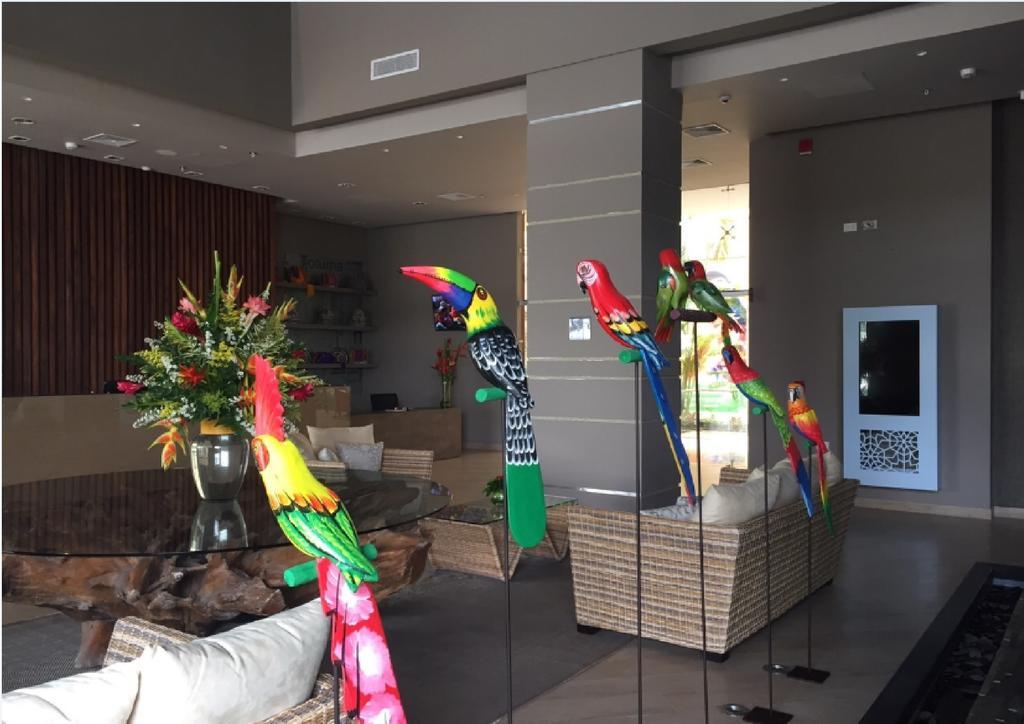 Ghl Hotel Montería Dış mekan fotoğraf Parrots at the lobby